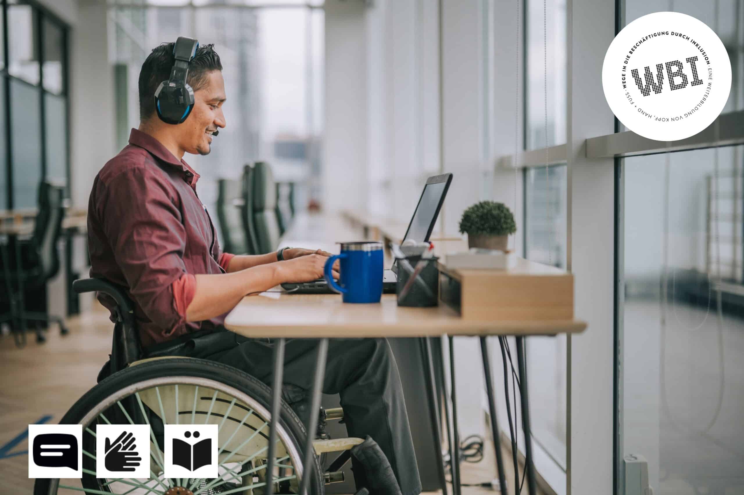 Titel Bild, Person im Rollstuhl, Männlich, sitzt vor einem Computer